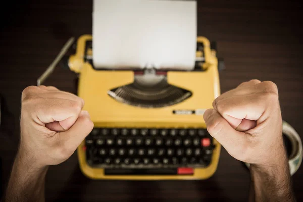 Der Autor Steht Vor Der Gelben Schreibmaschine Und Ist Endlich — Stockfoto