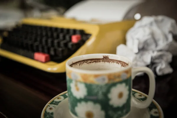 Empty Cup Coffee Next Old Yellow Typewriting Machine — Stock Photo, Image