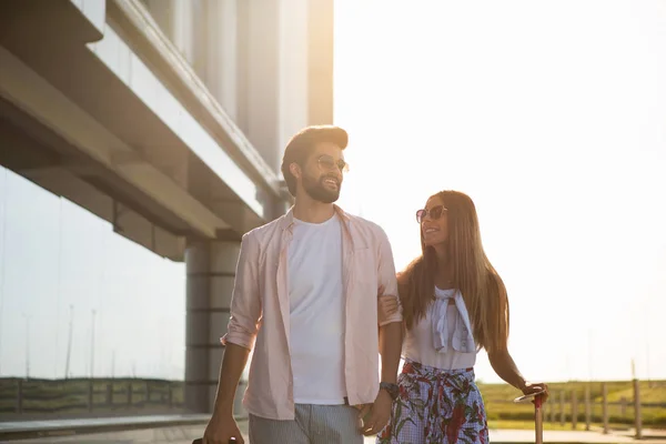 Erg Blij Omdat Reis Gaat Met Man Van Haar Dromen — Stockfoto