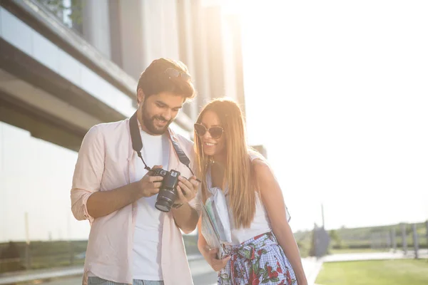 Het Jonge Mooie Paar Zoekt Naar Foto Die Gewoon Gemaakt — Stockfoto