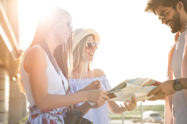 Joven Muy Guapo Intenta Explicar Las Chicas Cómo Llegar Aeropuerto — Foto de Stock