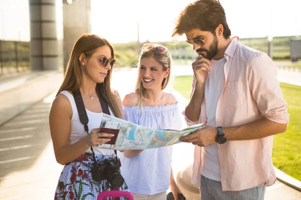 Joven Muy Guapo Intenta Explicar Las Chicas Cómo Llegar Aeropuerto — Foto de Stock