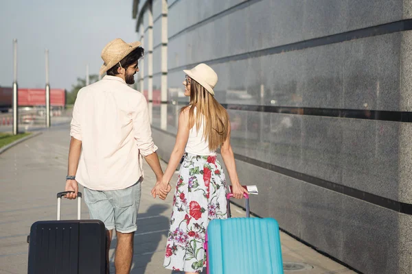 一对年轻夫妇在机场 他们非常高兴 因为他们一起去旅行 — 图库照片