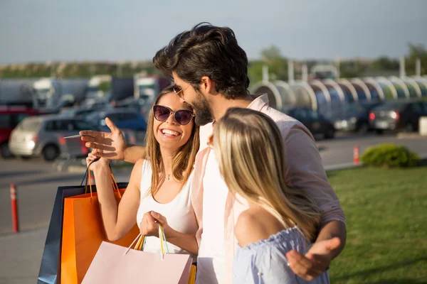 Guapo Guapo Chico Compras Con Dos Hermosas Chicas — Foto de Stock