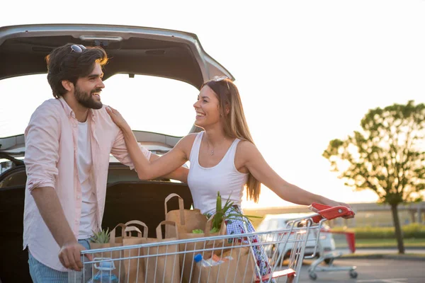 Een Gelukkige Paar Zet Boodschappen Zijn Auto Voor Een Supermarkt — Stockfoto