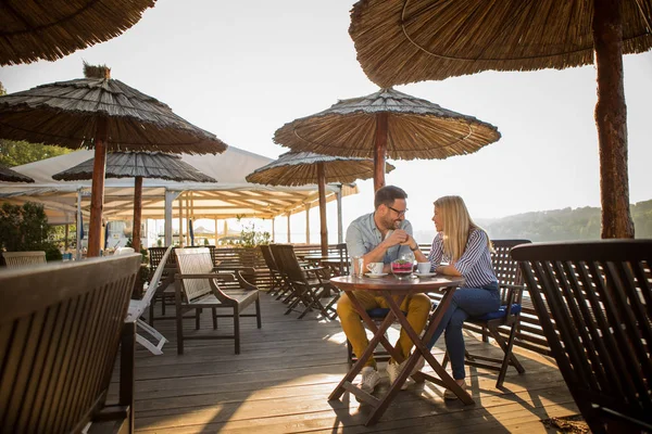 Önce mahremiyet sağlamak ve bir restoranda yalnız kalmak için geldiler..