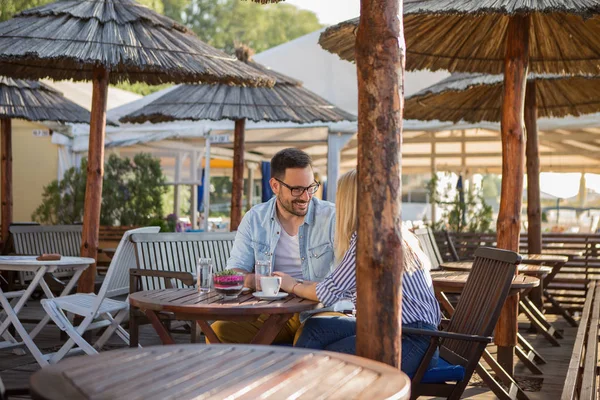 Gelukkig Jong Stel Zit Aan Bar Naast Rivier Het Drinken — Stockfoto