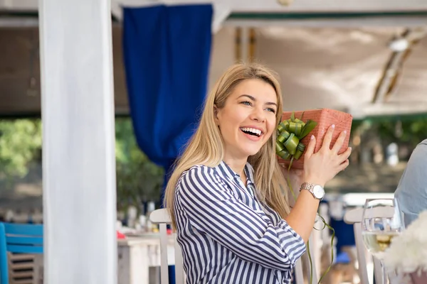 Hermosa Rubia Con Ojos Increíblemente Azules Feliz Recibió Regalo Amado — Foto de Stock