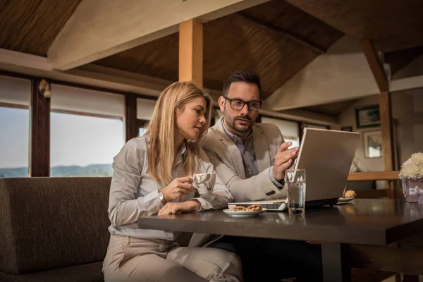 Twee Mooie Zakenmensen Praten Een Nieuw Project Dat Wordt Verwacht — Stockfoto