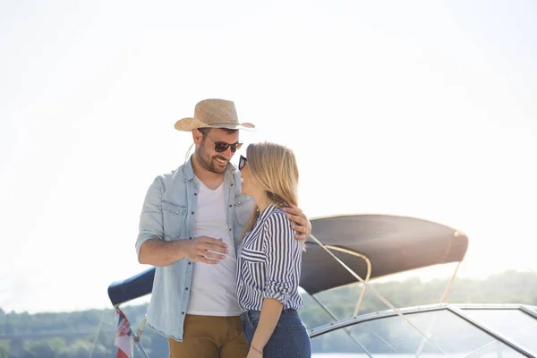 Una Pareja Enamorada Pasa Momentos Maravillosos Muelle — Foto de Stock