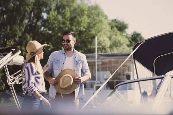 Een Mooie Blonde Vrouw Wil Huren Een Speedboot Een Knappe — Stockfoto