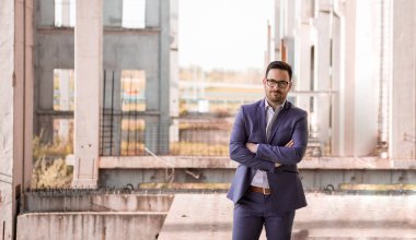 Başarılı bir yatırımcı tatmin olur çünkü terk edilmiş bir şantiye satın alır..