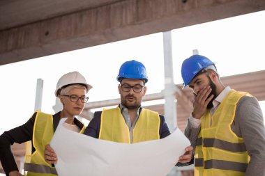 Mimarlık ekibi inşaat alanındaki durumu kontrol ediyor..