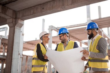 Yakışıklı meslektaşı ve inşaat alanında çalışan güzel bir meslektaşı olan hippi bir mimar..