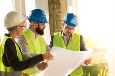 Patron işlerin nasıl gittiğine bakmaya ve planlara bakmaya geldi..