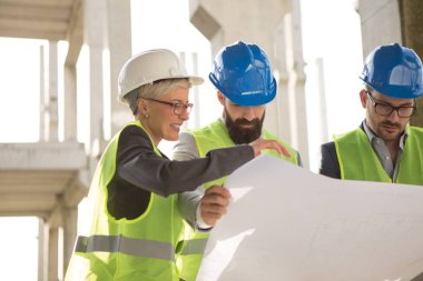 Hippi mimar, güzel üniversitesinin önerilerini dinler..