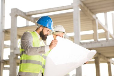 Hippi mühendisi, güzel üniversitesinin önerilerini dinler..