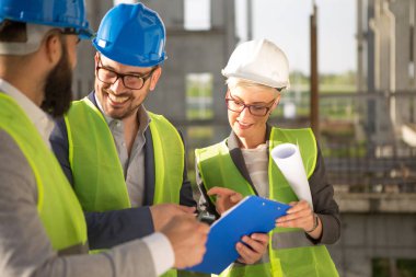 Asistan belgelerin doğru doldurulup doldurulmadığını kontrol eder.