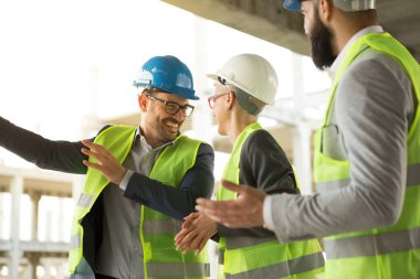 İş arkadaşından hoşlanıyor, havada sevgi hissediyor.