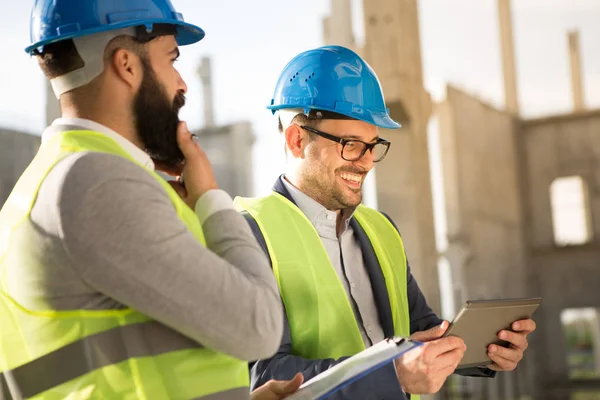 Yatırımcı gelecekteki nesnenin sanal görünümüne bakar.