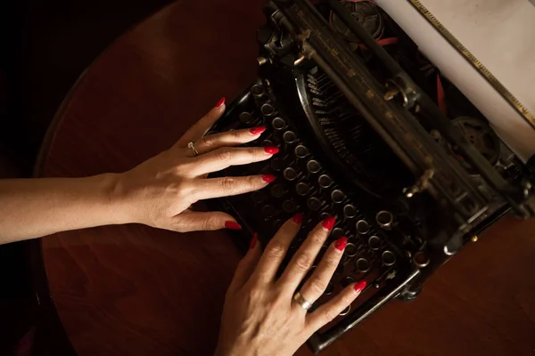 Hände Auf Der Alten Schreibmaschine — Stockfoto