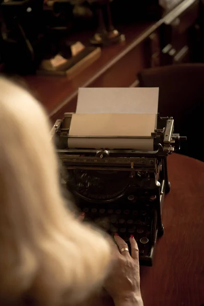 Вид Пустой Бумаги Старой Пишущей Машинке Через Плечо — стоковое фото