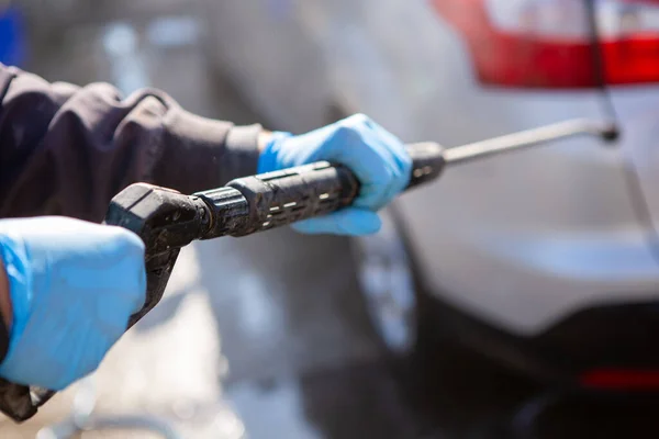 Arbetare Biltvätt Sprayar Grå Bil Med Stark Vattenstråle Arbetaren Har — Stockfoto