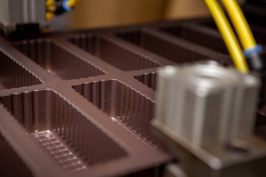 Yeni yapılmış plastik kutulara odaklan. Kutular plastik döküm makinesinden yeni çıktı. Endüstri. Paketleme.