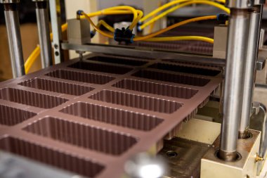 Yeni yapılmış plastik kutulara odaklan. Kutular plastik döküm makinesinden yeni çıktı. Endüstri. Paketleme.