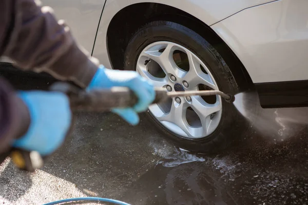 Arbetare Biltvätt Sprayar Grå Bil Med Stark Vattenstråle Arbetaren Har — Stockfoto