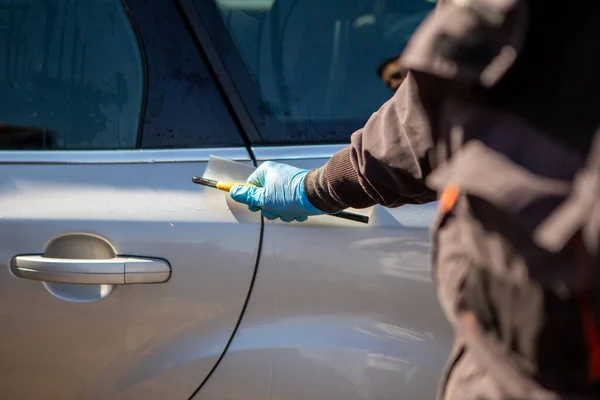 Arbetare Biltvätt Torkar Bilen Och Fönstren Arbetaren Har Blå Gummiskor — Stockfoto