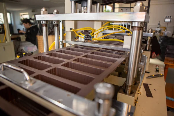 초콜릿 제품을 플라스틱 포장을 만드는 기계입니다 기계는 플라스틱으로 만들었습니다 — 스톡 사진