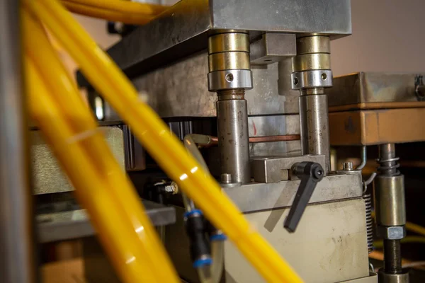 Plastik ambalaj makinesine elektrik baskısına odaklan. Endüstri. Paketleme.