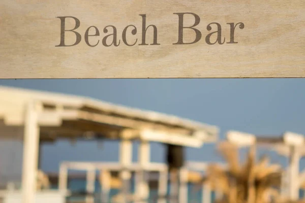 Concéntrate Tablero Madera Que Dice Bar Playa Detrás Hay Sombrillas — Foto de Stock