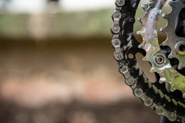 Dişlilere yakın çekim ve bisiklet sürmek için zincir. Zincir kirli ve yağlı. Boşluğu kopyala