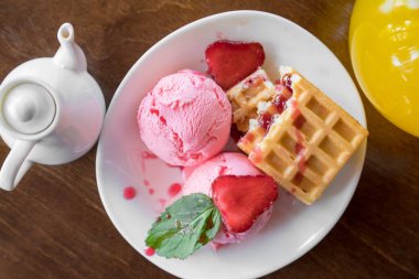 Belçika Waffle çilek, nane ve topları scoope ile beyaz plaka üzerinde dondurma