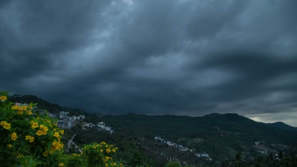 Nuvens de chuva sobre as montanhas nos trópicos da ilha em Samui, Tailândia. Prazo de validade 4K — Vídeo de Stock