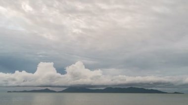 Dramatik bulutlar ada, Koh Phangan üzerinde Tayland sinek. Panoramik timelapse 4k