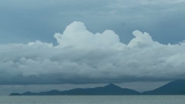 Dramatik bulutlar ada, Koh Phangan üzerinde Tayland sinek. Timelapse 4k