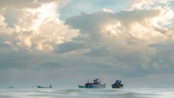 Boten voor kustvisserij afgemeerd aan de kust op de zonsondergang met storm wolken in Samui, Thailand. Timelapse 4k — Stockvideo