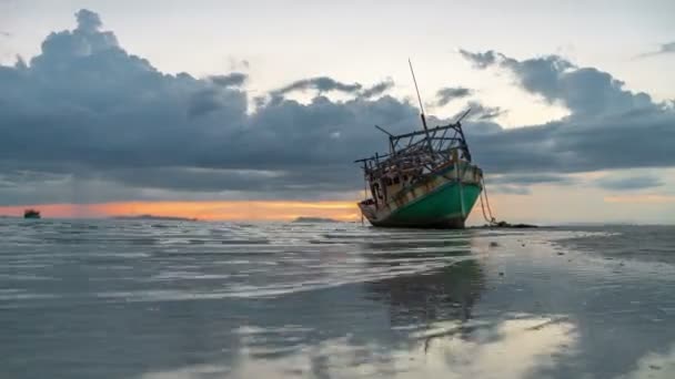 Заброшенный старый деревянный корабль на берегу моря в Ко Самуи, Таиланд. Timelapse 4K — стоковое видео