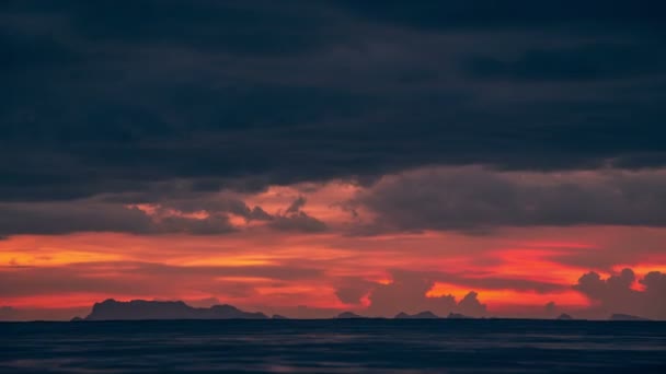 Ηλιοβασίλεμα πάνω από τη θάλασσα και το όμορφο δραματικά cloudscape με θέα τα βουνά Σουράτ Θανί. Timelapse 4k — Αρχείο Βίντεο
