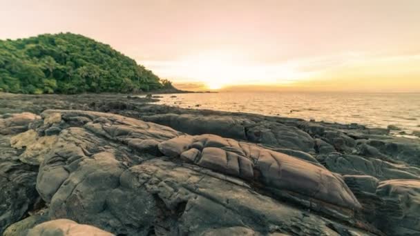 Piękny zachód słońca na plaży z mrożonych lawy w Ko Samui, Tajlandia. Timelapse 4k — Wideo stockowe