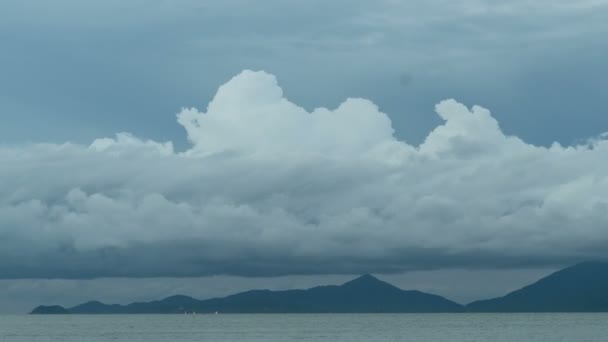 Drámai felhők repülnek át a sziget Koh Phangan, Thaiföld. TimeLapse 4k — Stock videók