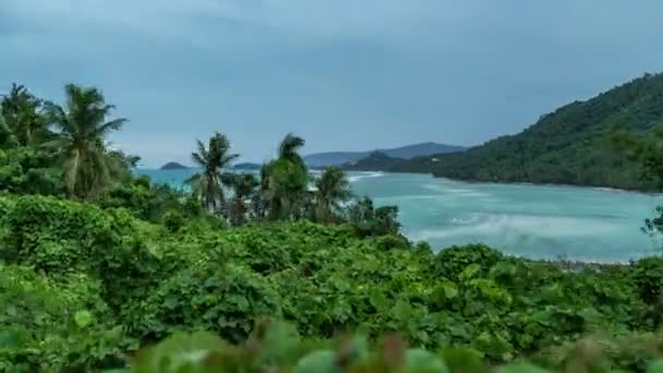 Тропические пальмы шатаются от ветра на фоне моря и гор Ко Самуи, Таиланд. Timelapse 4K — стоковое видео