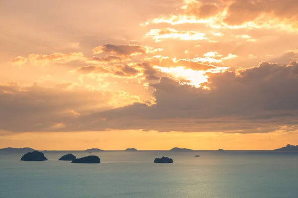 Vista das ilhas de angthong e do mar no horário de pôr do sol da ilha de Koh Samui, Tailândia — Fotografia de Stock