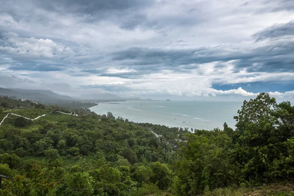 Nathon Pier Koh Samui Adası, Tayland turkuaz denizi üzerinde dramatik fırtınalı bulut gökyüzü. Tropik fırtına Pabuk.