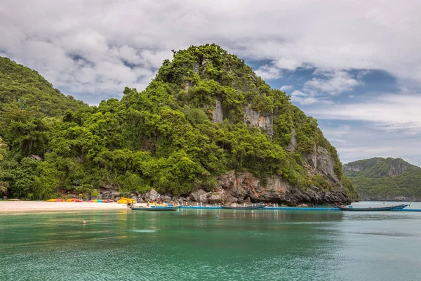 Eilanden in de zee in Angthong nationale marine park, Koh Samui, Suratthani, Thailand — Stockfoto