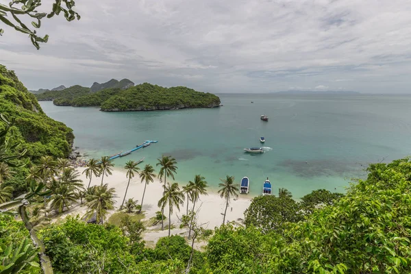 Přírodní mořské laguny a Paradise beach a ostrovy z Angthong národní mořský Park v Thajsku, letecké dron pohled luxusné — Stock fotografie