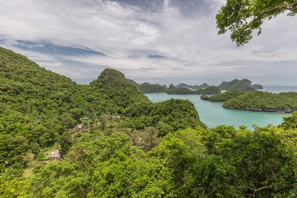 Natuurlijke zee Lagoon en paradijs strand en eilanden van Angthong National Marine Park in Thailand, luchtfoto drone weergave tropische landschap — Stockfoto